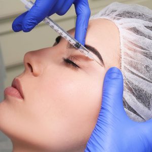 Botoksla kaş kaldırma işlemi ameliyatsız olarak kaş kaldırma işlemi sağlamaktadır.