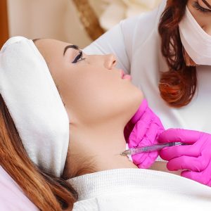 Boyun botoksu, yaşlanma belirtileri ve yüzeysel çizgilerin azaltılarak giderilmesini sağlamaktadır.